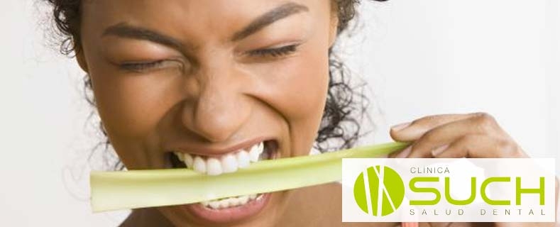 ¿Funcionan los alimentos para blanquear los dientes?